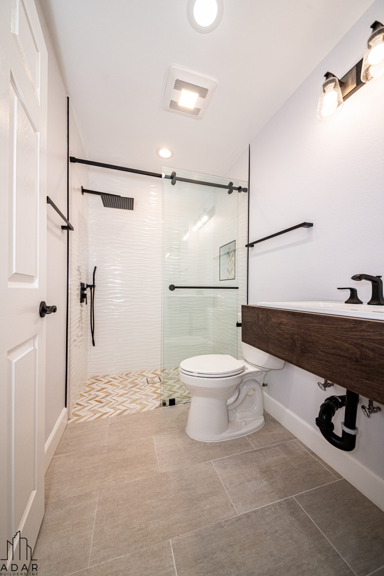 Maximizing Space: Innovative Towel Storage Solutions for Small ...